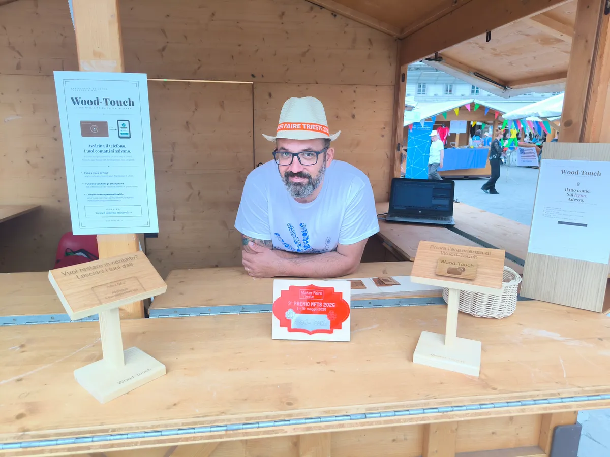 Igor allo stand Wood·Touch alla Maker Faire Trieste 2026 con la targa del terzo premio