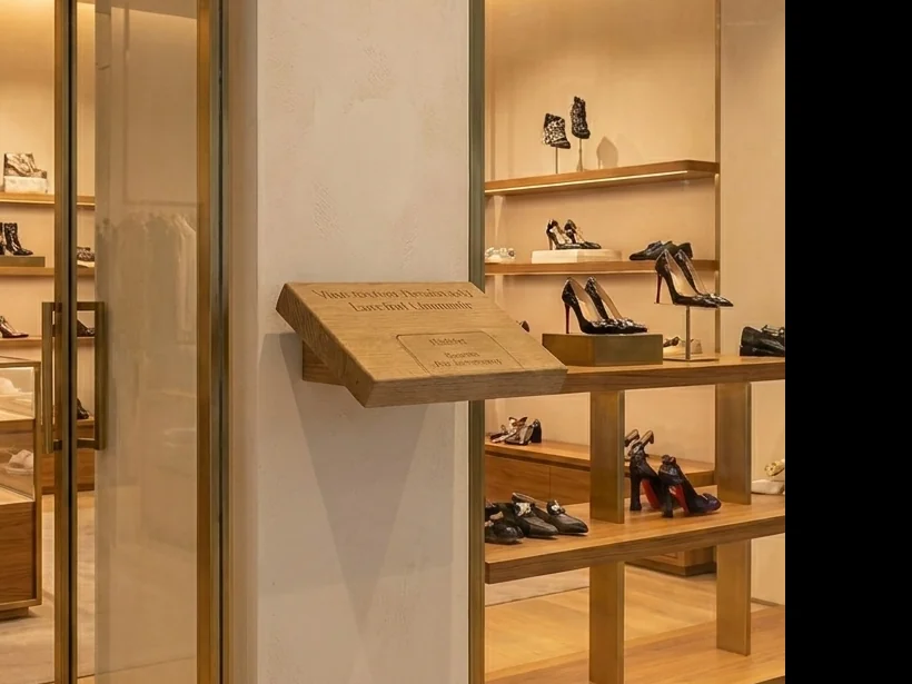 Totem NFC a muro Wood·Touch in negozio